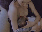 Làm mẹ - Con dâu trẻ mỗi lần cho con bú đều vào phòng khóa kín cửa, lý do khiến mẹ chồng sững sờ