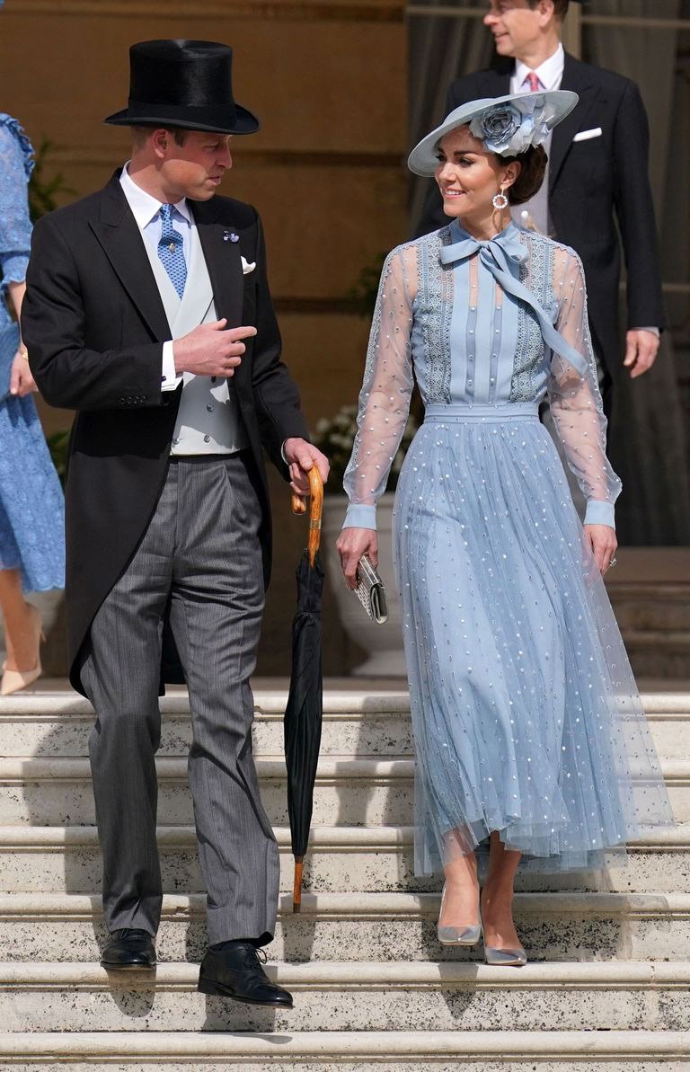Vương phi Kate lại mặc đồ cũ 4 năm trước, đáng bàn là Phương Oanh cũng có chiếc hao hao - 1