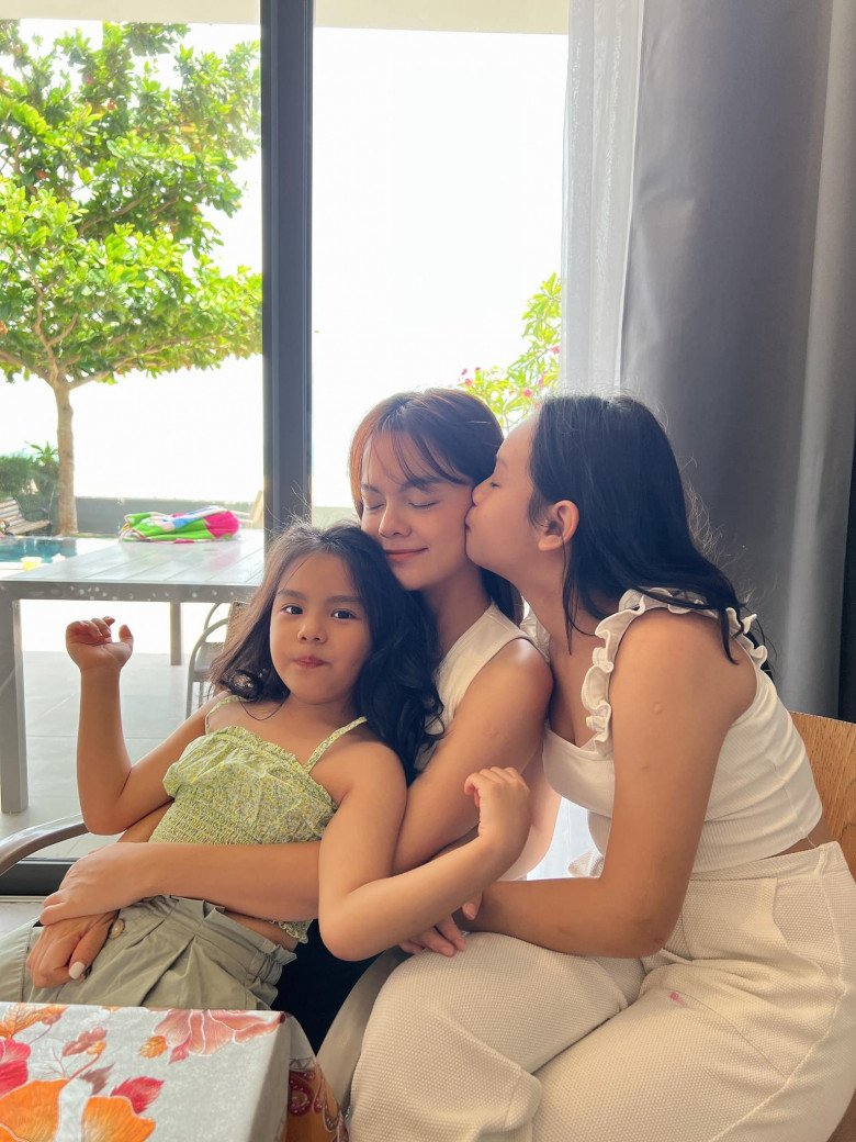 2 cô con gái Tuệ Lâm, Tuệ An của Phạm Quỳnh Anh không chỉ học giỏi mà còn được nhiều người khen ngoan ngoãn.