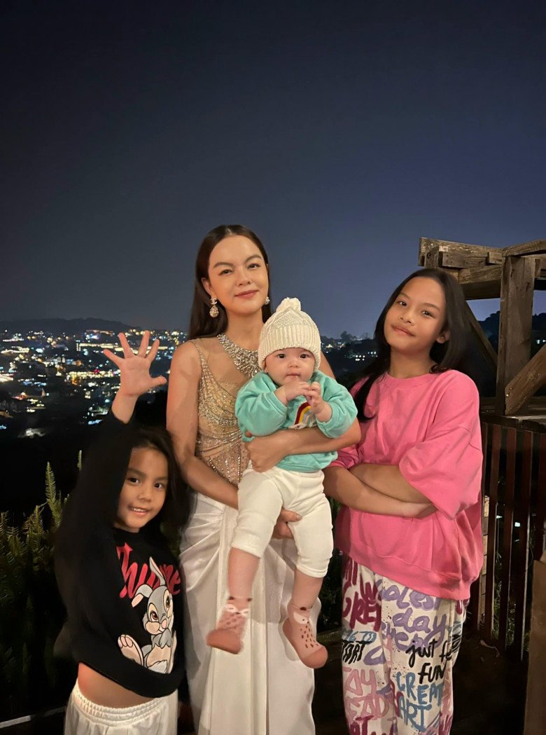 Tổ ấm hạnh phúc với 3 con gái xinh xắn của Phạm Quỳnh Anh khiến nhiều người ngưỡng mộ.