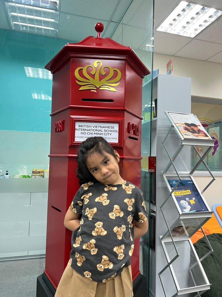 Tuệ An thích thú khi được đi học cùng chị gái Tuệ Lâm.