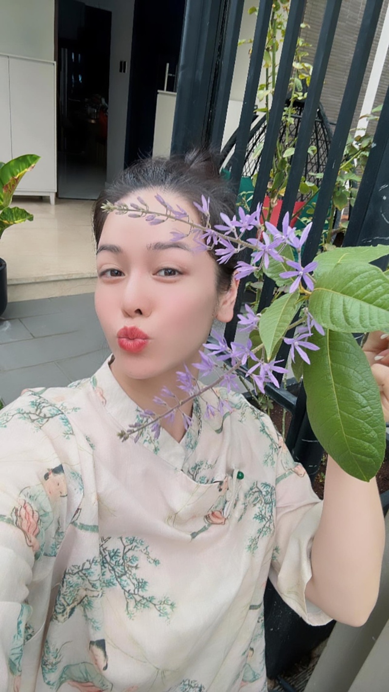 Bên cạnh đó, diễn viên "Tiếng sét trong mưa" cũng hào hứng selfie với những loài hoa đang có trong vườn.
