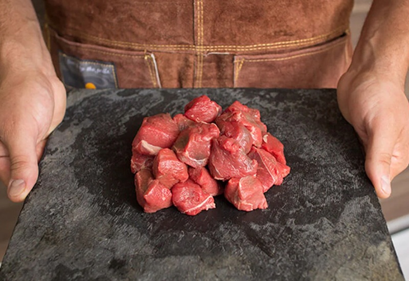 Sờ vào miếng thịt bò thấy có một chút độ ẩm, dẻo thì là thịt tươi. Còn khi sờ miếng thịt thấy quá mức khô ráo, mặt thịt se lại thì tốt nhất nên tránh dù rẻ đến mấy. 

