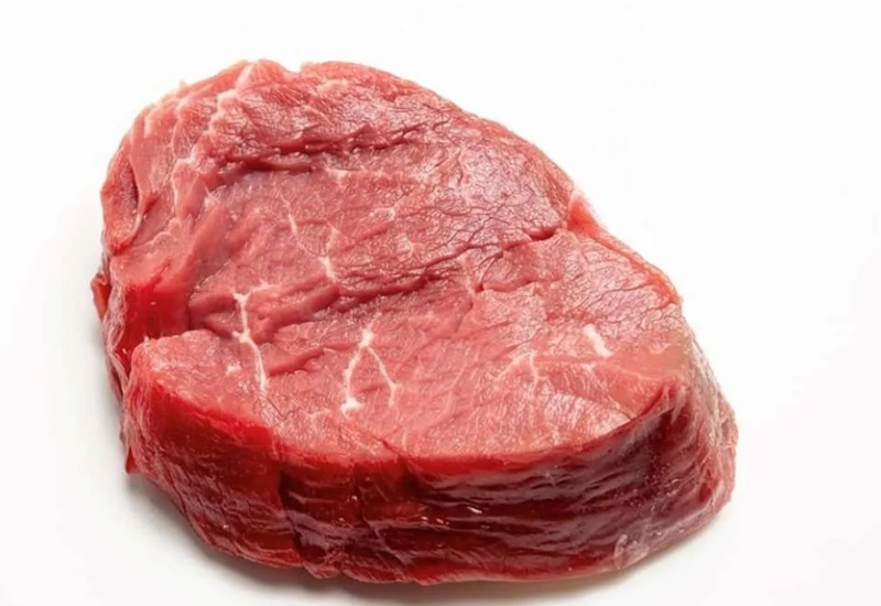 Việc đánh giá loại thịt bò này rất đơn giản, chúng ta có thể dùng tay ấn trực tiếp vào thịt bò. Nếu trong quá trình ấn vào rồi thả tay ra, thịt bò có thể đàn hồi nhanh có nghĩa là thịt bò bên trong tương đối tươi.
