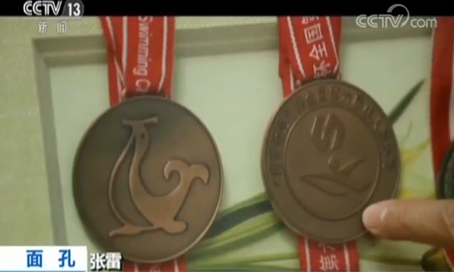 Hai huy chương mà bác sĩ Zhang Lei nhận được khi tham gia bơi lội.