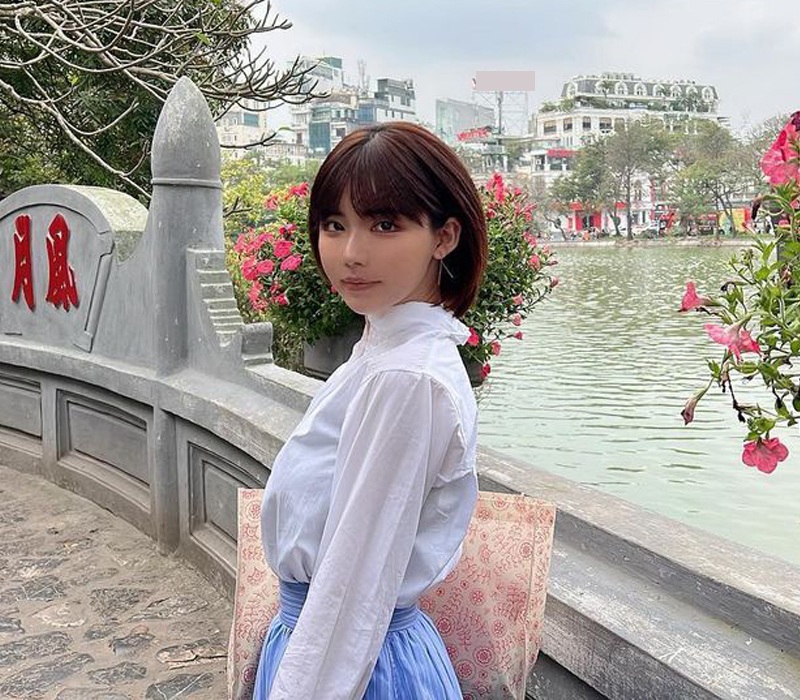 Trước đó, cô từng có màn làm "náo loạn" phố đi bộ Hồ Gươm - Hà Nội với phong cách thanh lịch. Người đẹp 25 tuổi diện set đồ này đi thử bún chả - đặc sản thủ đô.
