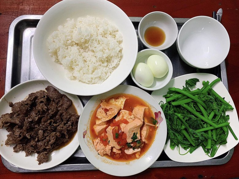 Chồng nhà người ta ngày nào cũng nấu cơm cữ rồi chăm con, vợ chỉ việc đẻ và nghỉ ngơi - 4