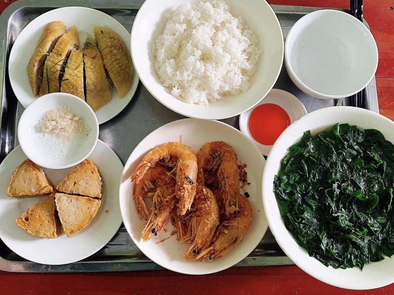 Với nhiều người việc chuẩn bị bữa cơm cữ mất nhiều thời gian trong ngày nhưng với anh công việc này đơn giản, nhanh gọn. (Ảnh: NVCC)