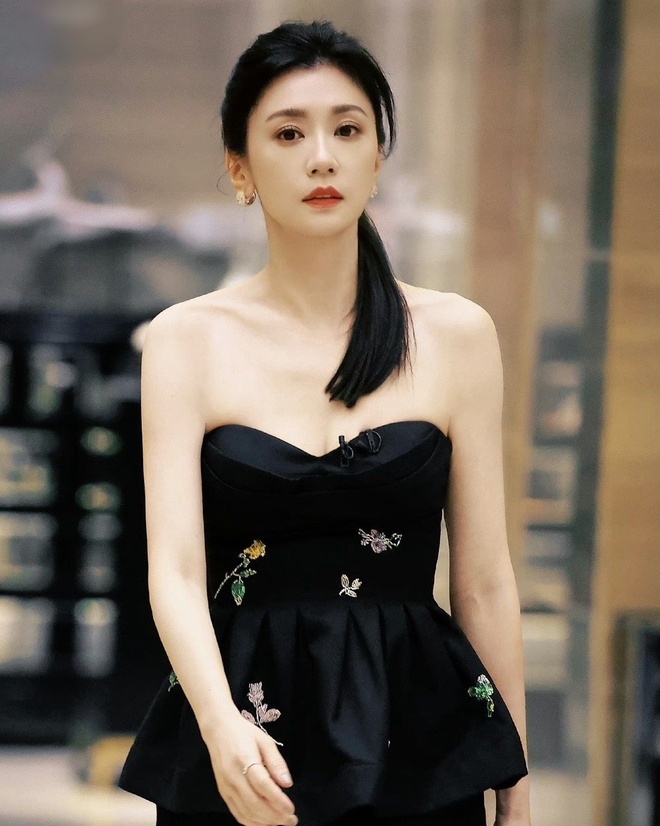 Giả Tịnh Văn 48 tuổi vẫn đẹp hút hồn, lấn át nhiều đàn em.