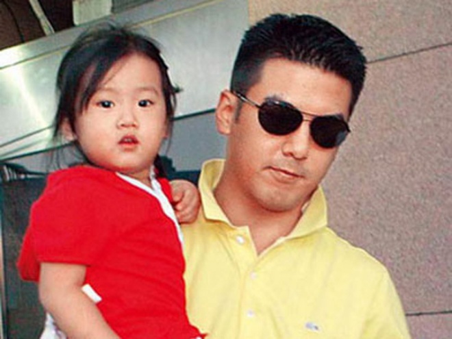 Tôn Chí Hạo bế con trở về để mẹ con Giả Tịnh Văn đoàn tụ.