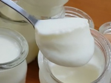 Hè làm sữa chua nhớ kỹ 5 điều này cốc nào cũng dẻo mịn, úp ngược cả tiếng không sợ rơi ra ngoài