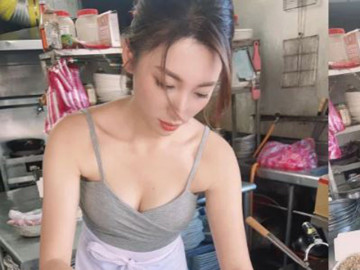 Hot girl bán cơm chiên, lửa táp cỡ nào da vẫn trắng hồng như bông bưởi