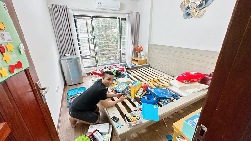 Dù không chơi Lego nhưng anh vẫn phải dọn Lego. Có thể thấy, đạo diễn Mạnh Hùng rất ân cần với 2 con riêng của vợ.
