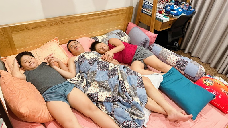 Các bé còn có "vệ sĩ" kèm riêng vài đêm đầu cho... quen giường. Không ai khác chính là đạo diễn Mạnh Hùng - ông xã hiện tại của Hoàng Linh.
