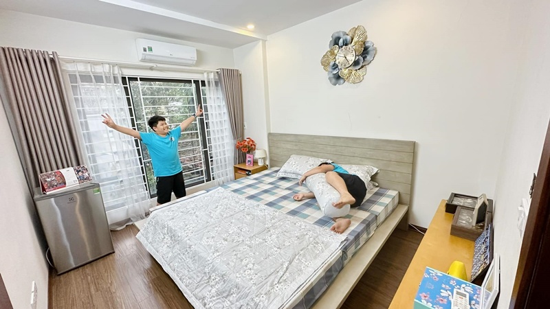 Trong khi phòng của 2 con rất "rực rỡ" thì phòng của vợ chồng Hoàng Linh có màu sắc trung tính, tối giản, nhẹ nhàng.
