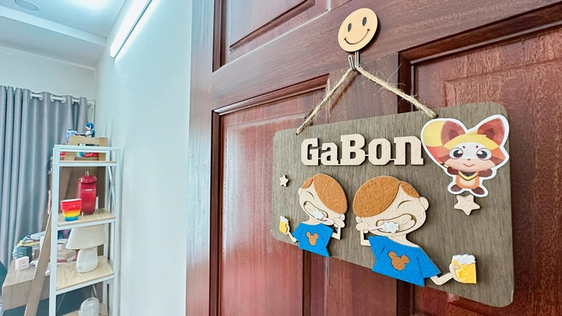 Ngay trước cửa phòng là bảng treo cửa đáng yêu có chữ "GaBon" - biệt danh của 2 bé.
