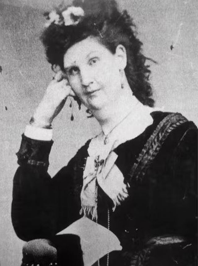 Cuộc đời người phụ nữ có amp;#34;vùng kínamp;#34; đặc biệt nhất thế giới, lấy chồng khổng lồ, sinh con nặng 11kg - 1