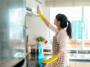 Tin tức - Gia đình thuê giúp việc với mức lương 470 triệu/tháng, phải quỳ gối, phục vụ chủ như người hầu thời xưa