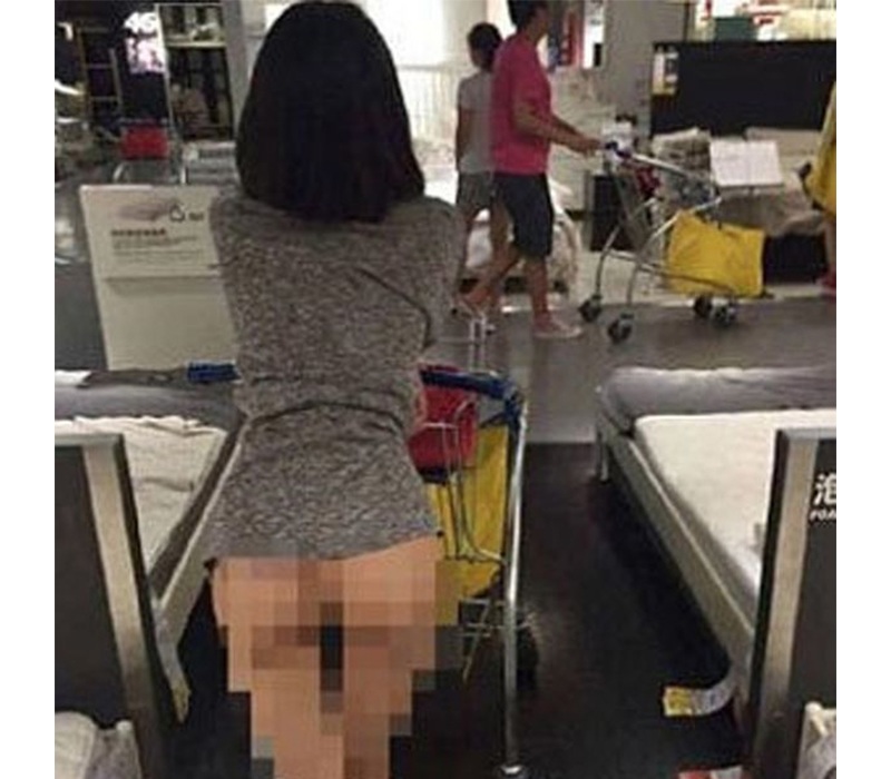 Người phụ nữ đi siêu thị với chiếc áo bên trên kín như bưng nhưng bên dưới lại trông như không mặc gì khiến bao người hoảng loạn.
