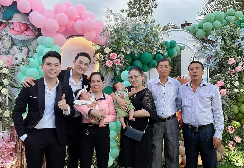 Cặp con sinh đôi Ka Ka và Muội Muội của Hà Trí Quang và Thanh Đoàn chào đời 9/12/2022 tại Thái Lan bằng phương pháp IVF trong sự chờ đón và vui mừng của tất cả các thành viên trong gia đình.
