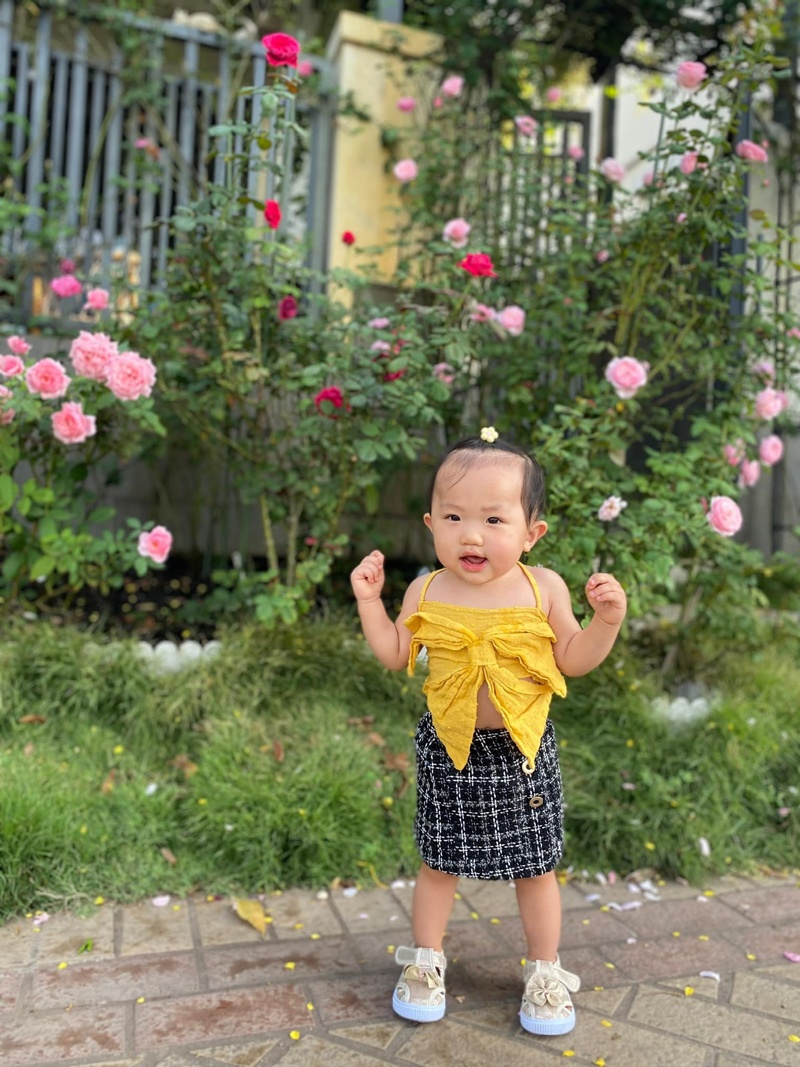 Bà mẹ 2 con không bỏ lỡ cơ hội chụp hình con gái yêu khi hoa hồng quanh nhà đang nở rộ.
