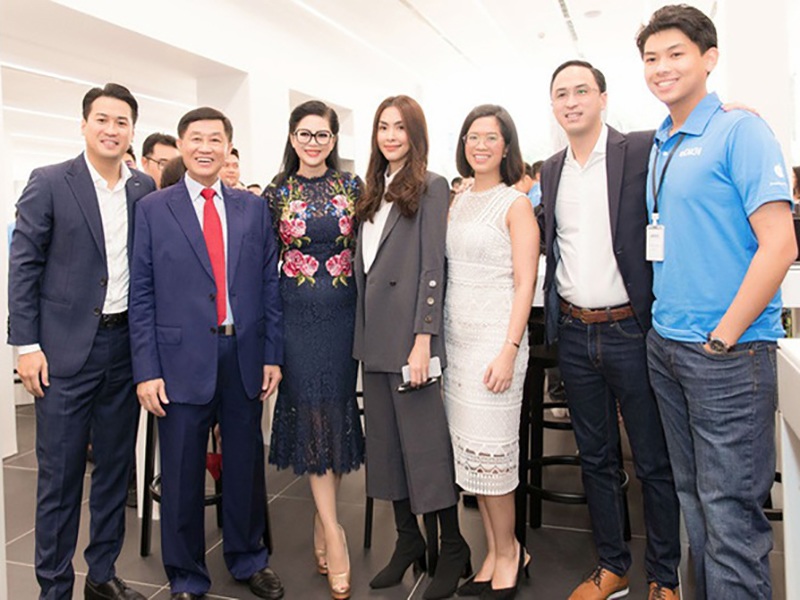 Gia đình Johnathan Hạnh Nguyễn từng được xướng tên trong 'Danh sách 20 gia đình kinh doanh hàng đầu Việt Nam' Forbes Việt Nam công bố tháng 2/2019.

