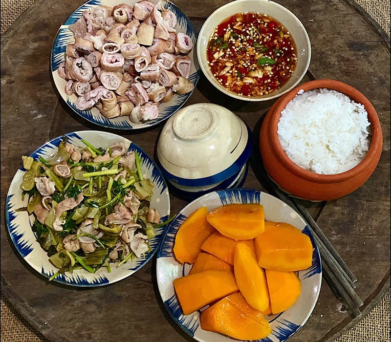 Bữa ăn đơn giản cho ngày bận rộn: Lòng lợn luộc, lòng xào dưa cải chua, xoài tráng miệng.
