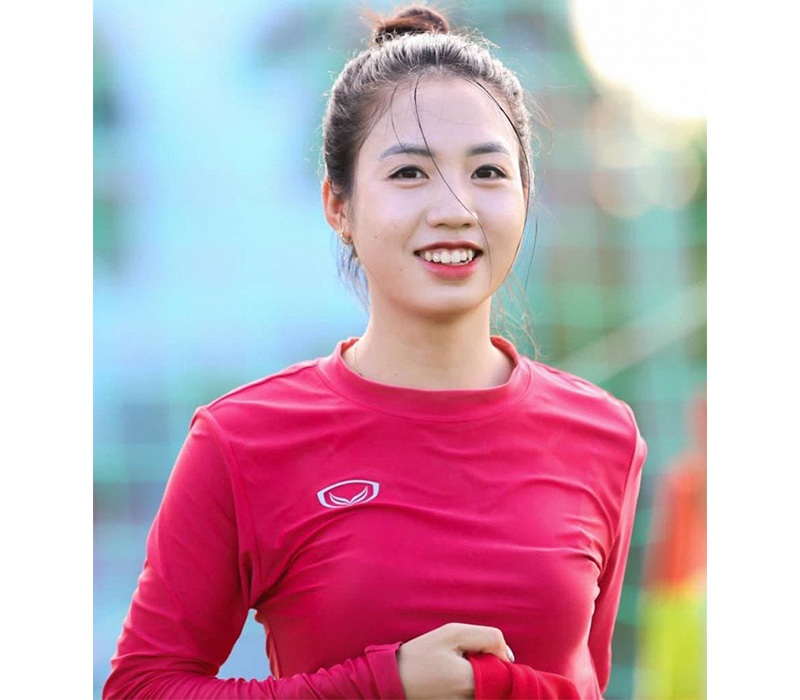 Trần Thị Duyên sinh năm 2000, quê Hà Nam năm nay không có mặt trong đội tuyển tại SEA Games 32 song người đẹp cũng là gương mặt ấn tượng trên sân cỏ.
