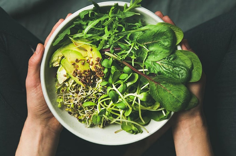 Thêm một lý do để bạn tích cực ăn các loại rau lá xanh như cải xoăn và rau bina. Những thực phẩm lành mạnh này cũng chứa nhiều vitamin C, kẽm và đồng - 3 chất đều tăng cường sản sinh collagen. 
