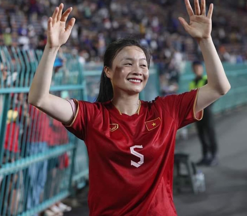 Góp mặt trong hàng tiền đạo nòng cốt của trận đấu hôm nay phải kể đến Hoàng Thị Loan. Cô chơi song song với vị trí cùng Huỳnh Như.
