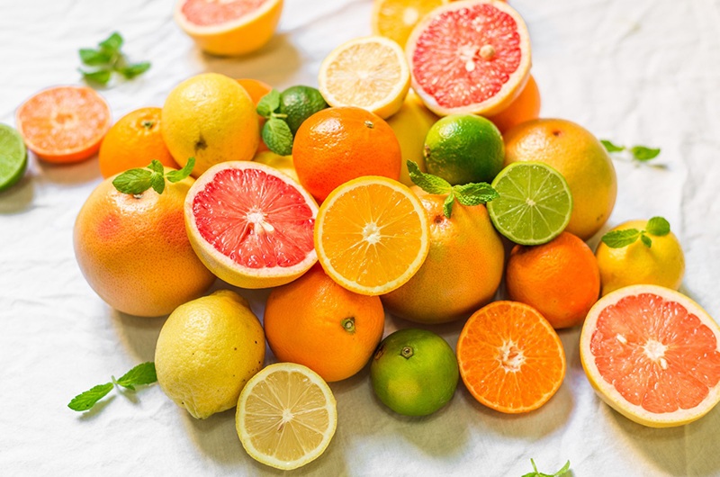 Trái cây có múi là nguồn cung cấp vitamin C tuyệt vời. Vitamin C đóng một vai trò quan trọng trong việc sản xuất pro-collagen, tiền chất của cơ thể để tạo ra collagen. Do đó, nhận đủ vitamin C là rất quan trọng.
