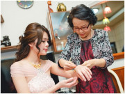 Bà bầu - Mẹ chồng chê thông gia cưới con không cho nổi chỉ vàng, tôi đáp: Con nhờ người xách lên chứ đeo tổ nặng cổ