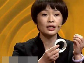 Người phụ nữ đem vòng tay của hồi môn đi thẩm định, chuyên gia vừa cầm đã nói: Tôi không dám định giá