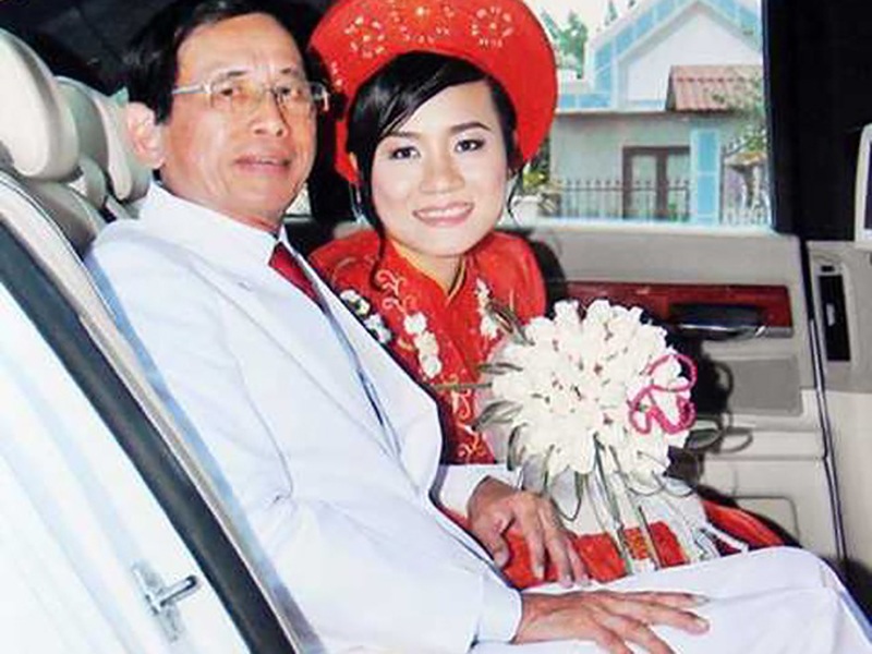 Trong số các đại gia Việt nổi tiếng vì cưới vợ trẻ, đại gia Lê Ân được nhắc tới nhiều nhất khi có 6 đời vợ, ở tuổi 74 vẫn cưới được cô vợ trẻ hơn 54 tuổi. 
