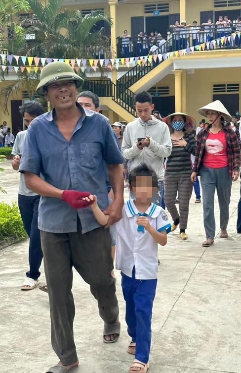 Người thân vui mừng khi tìm được bé N.