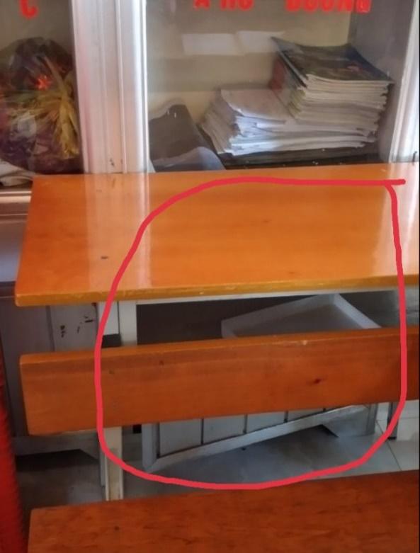 Tủ đồ dùng ở cuối lớp nơi bé N. ngủ quên.