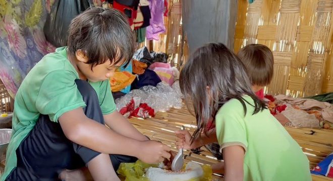 Bữa cơm của 3 đứa trẻ mồ côi.