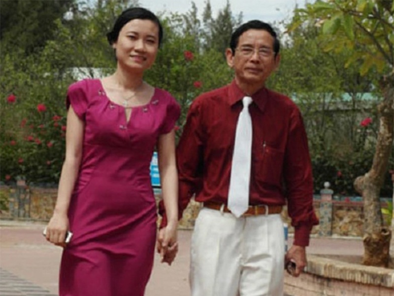 Người vợ này tên là Mai Thị Mai. Cả 2 gặp nhau lần đầu tiên khi Mai Thị Mai đến Làng làng du lịch Chí Linh xin thực tập.
