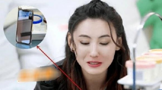 Trương Bá Chi gọi điện thoại cho chồng cũ nói về chi phí sinh hoạt nhưng quên tắt loa ngoài. 