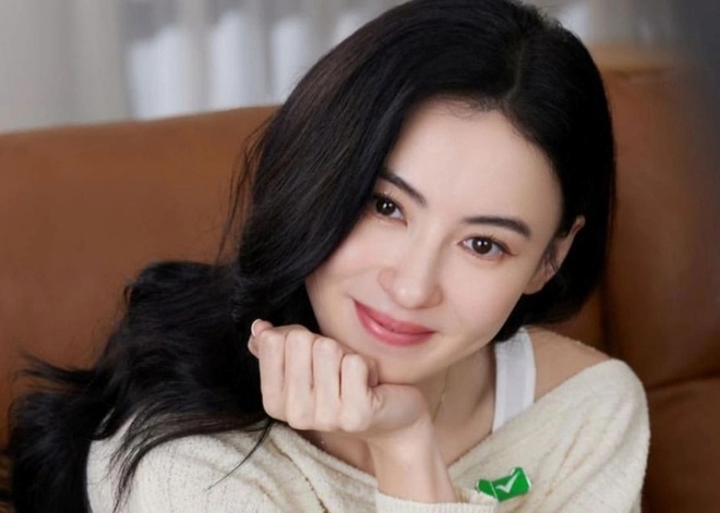 Trương Bá Chi từng được chồng cũ bảo vệ khi dính scandal ảnh nóng. 