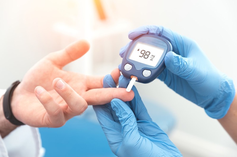 Nhiễm toan ceton do tiểu đường (DKA) xảy ra khi thiếu insulin nghiêm trọng trong cơ thể. Insulin là một loại hormone giúp cơ thể bạn sử dụng glucose (đường) để tạo năng lượng.

