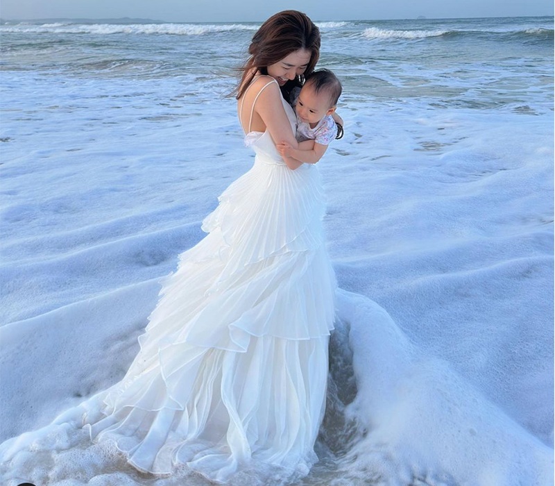 Những khoảnh khắc mẹ và bé ăn mặc đồng điệu với trang phục trắng tinh khôi và thả dáng giữa biển của Mai Vân Trang được cộng đồng mạng không ngớt lời khen ngợi.
