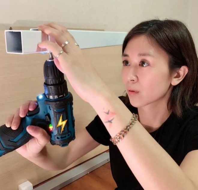 Một tay cô làm khá nhiều việc trong nhà.