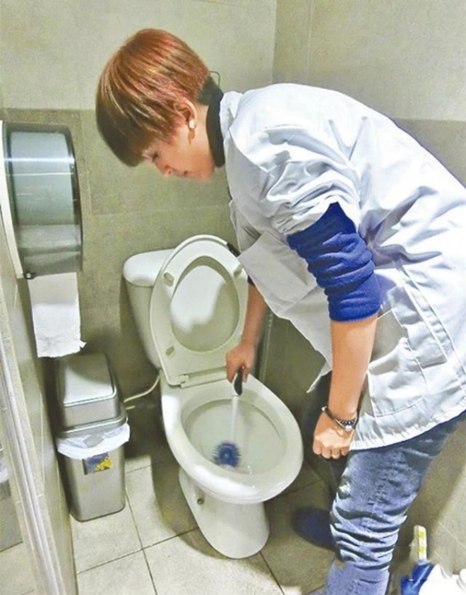 Đường Ninh bị bắt gặp dọn nhà vệ sinh nam sau khi ly hôn.