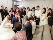 Bà bầu - Khinh con dâu quê, ăn hỏi mẹ chồng mang 3 tráp sơ sài rồi không biết giấu mặt vào đâu khi nhà tôi trao thứ này