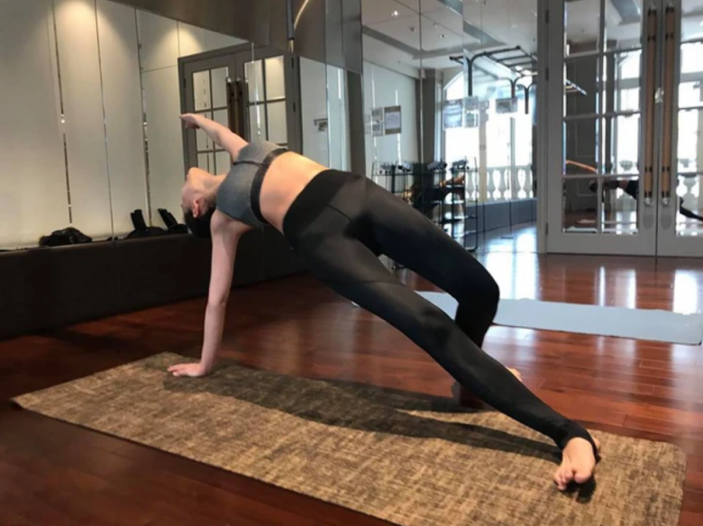 Nữ diễn viên chăm luyện tập thể dục.