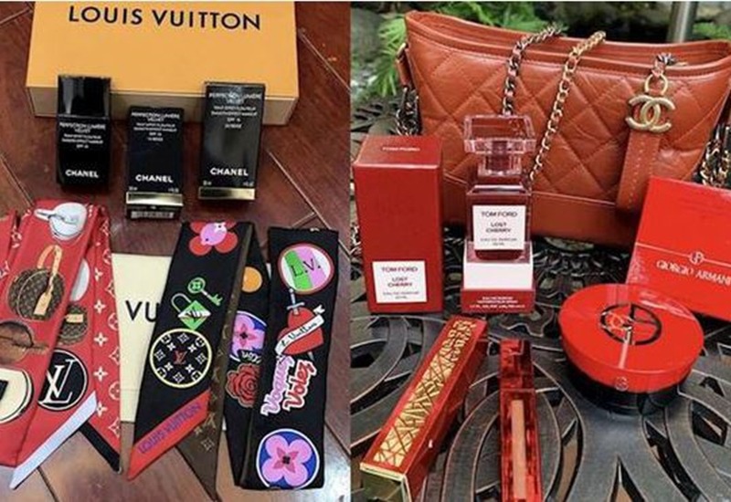 Biết vợ đam mê hàng hiệu, Bùi Tiến Dũng cũng dành thời gian để mua những món quà tặng vợ, từ túi xách, đến nước hoa, mỹ phẩm, đồng hồ,... đều của các thương hiệu đắt đỏ.
