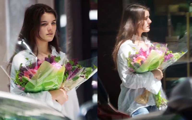 Mới đây, Suri Cruise - con gái nữ diễn viên Katie Holmes và tài tử Tom Cruise vừa bị bắt gặp ôm hoa về nhà. Được biết, cô bé muốn tặng quà cho Katie nhân Ngày của Mẹ. Suri diện áo sơ mi trắng dáng rộng phối cùng quần jeans. Cô bé trông thuần khiết, xinh đẹp.

