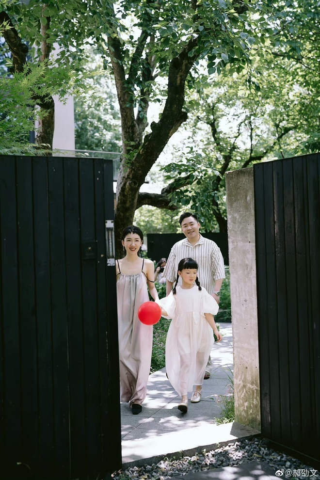 Hác Thiệu Văn và cô dâu Lâm Thụy Ninh ăn mặc đơn giản, không cầu kỳ.