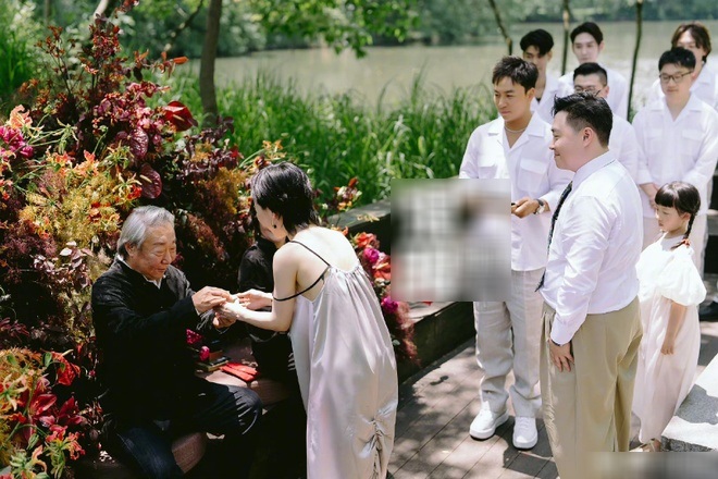 Cô dâu chú rể thực hiện nghi thức dâng trà.